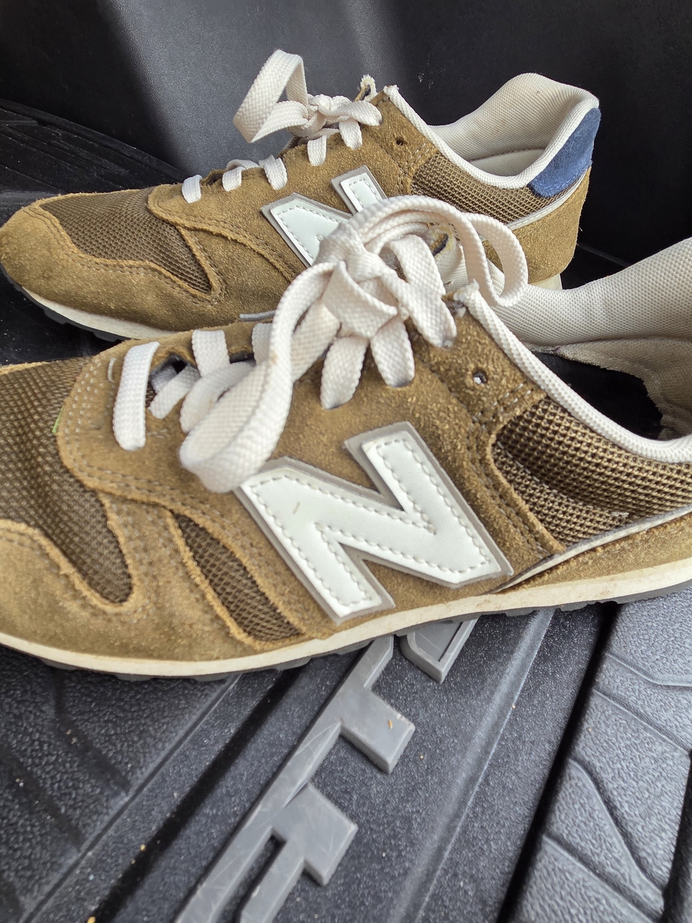 Mens size 8 new Balance tennis shoes brown and navy